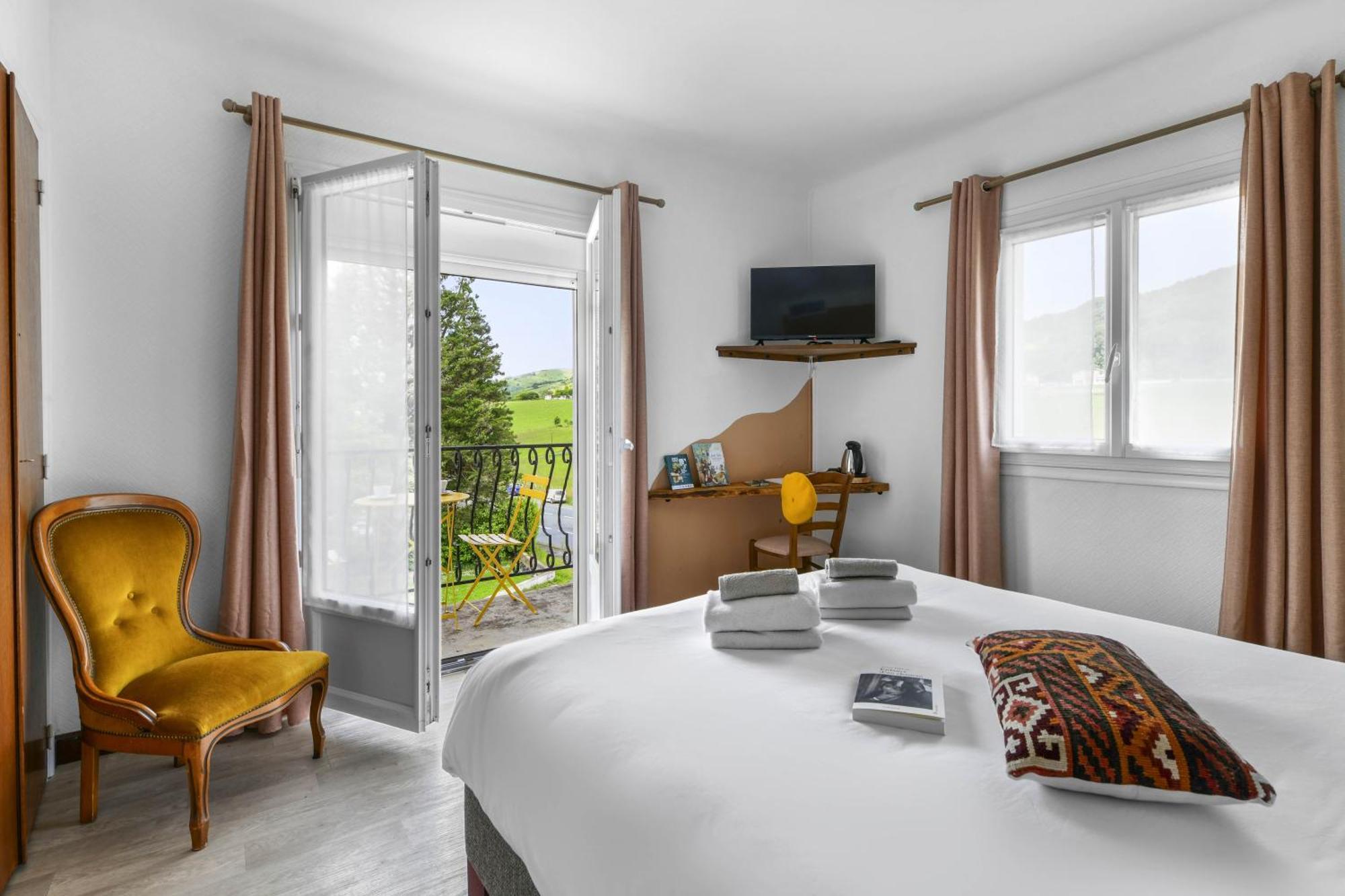 Logis Hotel Restaurant Espelletenia Larceveau-Arros-Cibits Exteriör bild